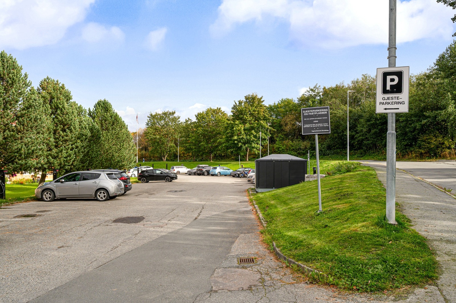 Det er etablert el-bilparkering og borettslaget har inngått avtale med Ohmia Charging for lading av el-bil. Galleribilde