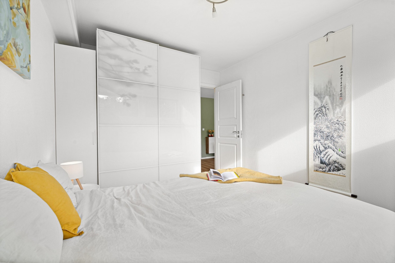 Det er god plass til å innrede med dobbeltseng, samt det er innredet med garderobeløsning. Galleribilde