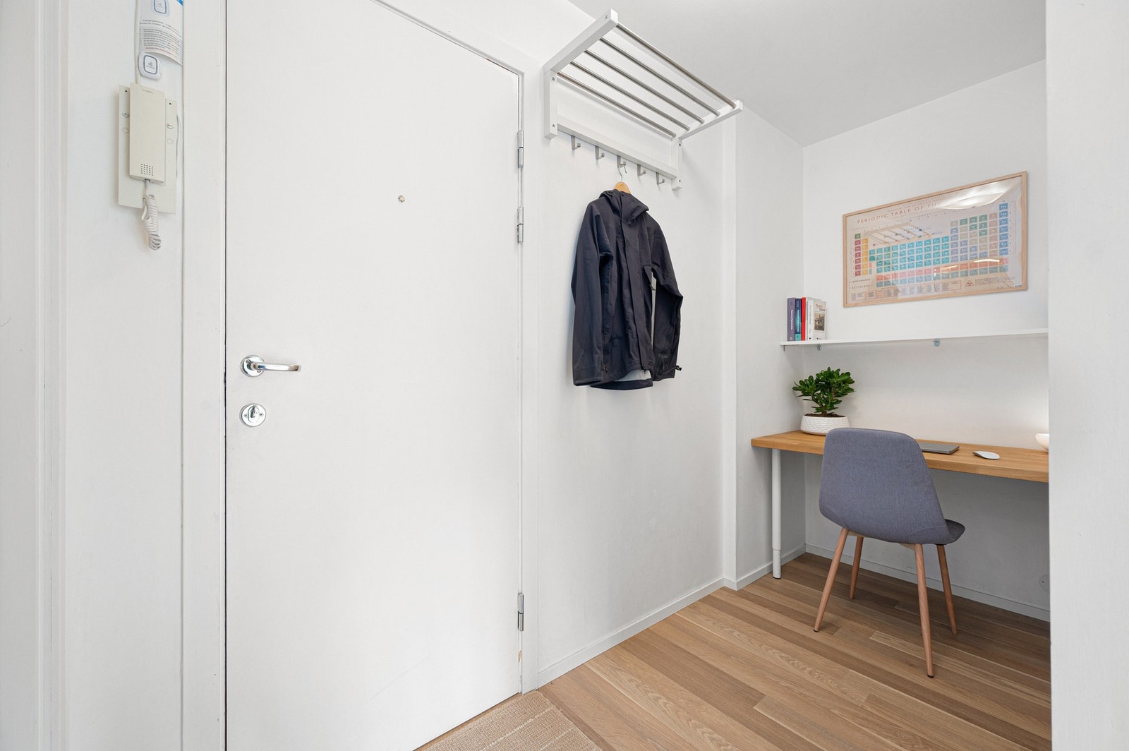 Entré med jakkeoppheng. Det er også plass til garderobeløsning. Galleribilde