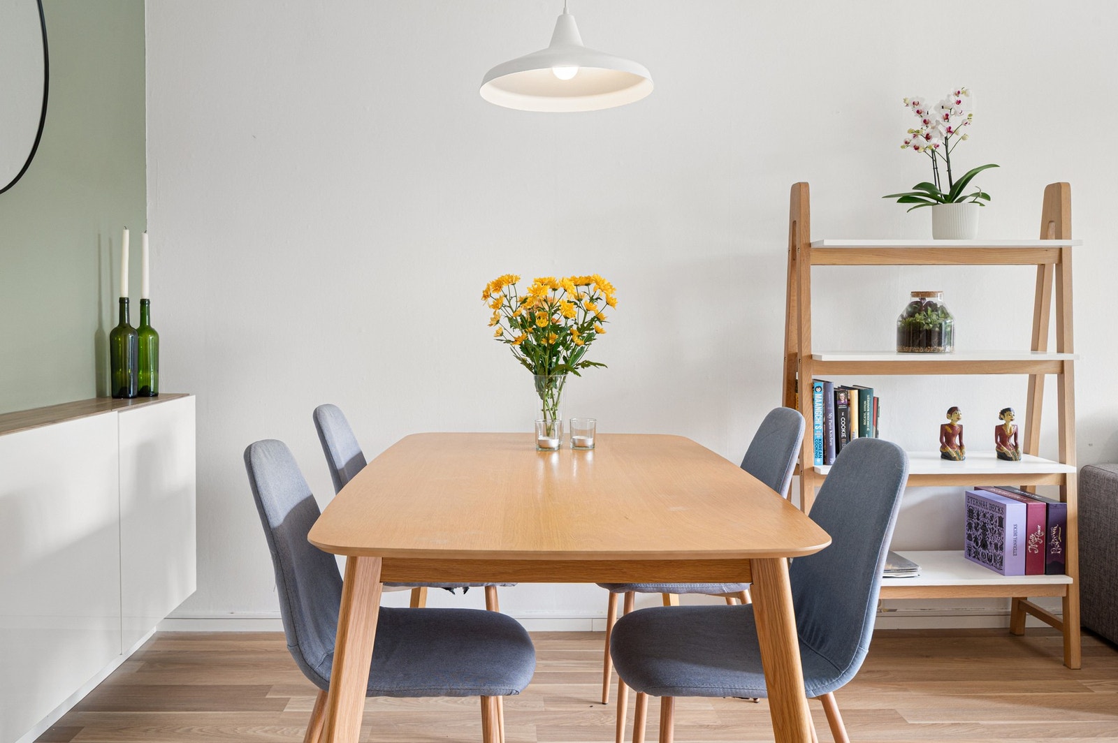 Det er god plass til både sitte- og spisegruppe. Galleribilde