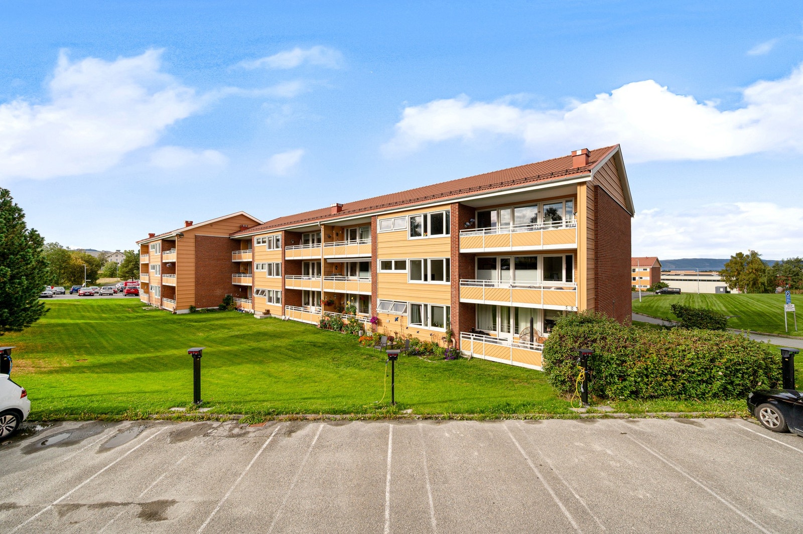 Ledige biloppstillingsplasser tildeles av styret i borettslaget etter søknad. Galleribilde