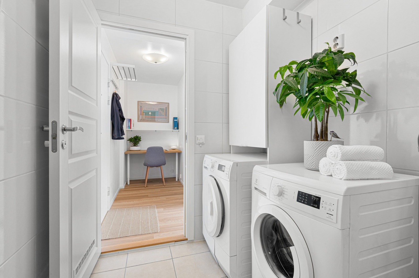 Badet er innredet med servantinnredning, toppmontert servantskål, speilskap med overlys, gulvmontert toalett og dusjkabitnett. Galleribilde