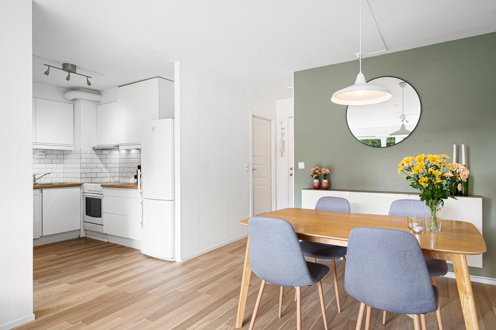 Det er delvis åpen løsning mot kjøkken. Galleribilde