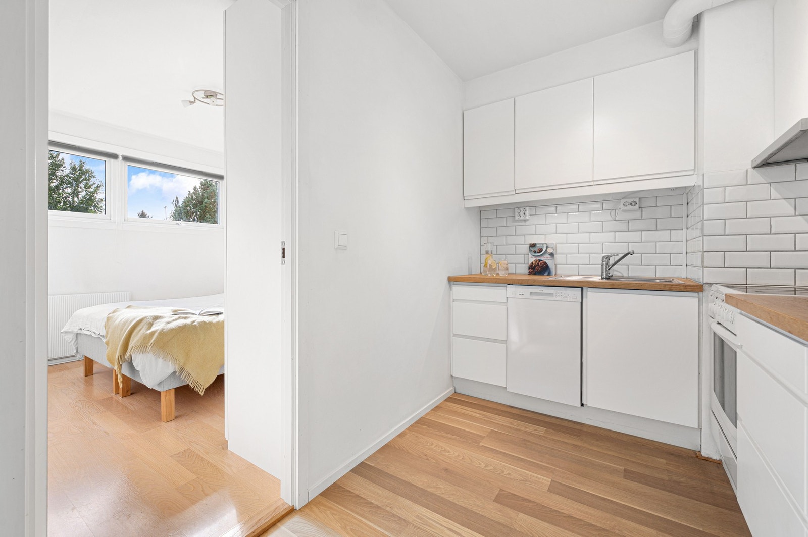 Kjøkken er innredet med frittstående komfyr, kjøle-/fryseskap og oppvaskmaskin. Galleribilde