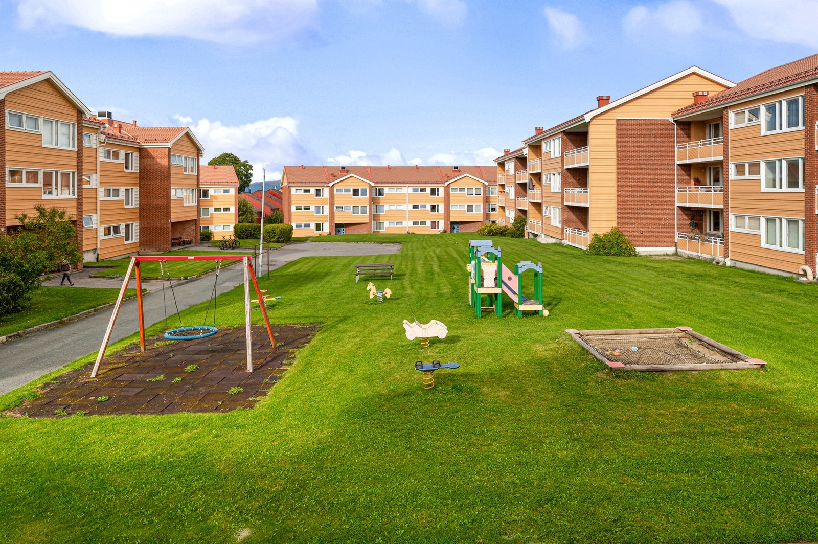 Fellesområdene er pent opparbeidet med lekeplasser og sosiale samlingspunkt med sittegrupper, benker og felles grill som alle beboerne kan benytte seg av. Galleribilde