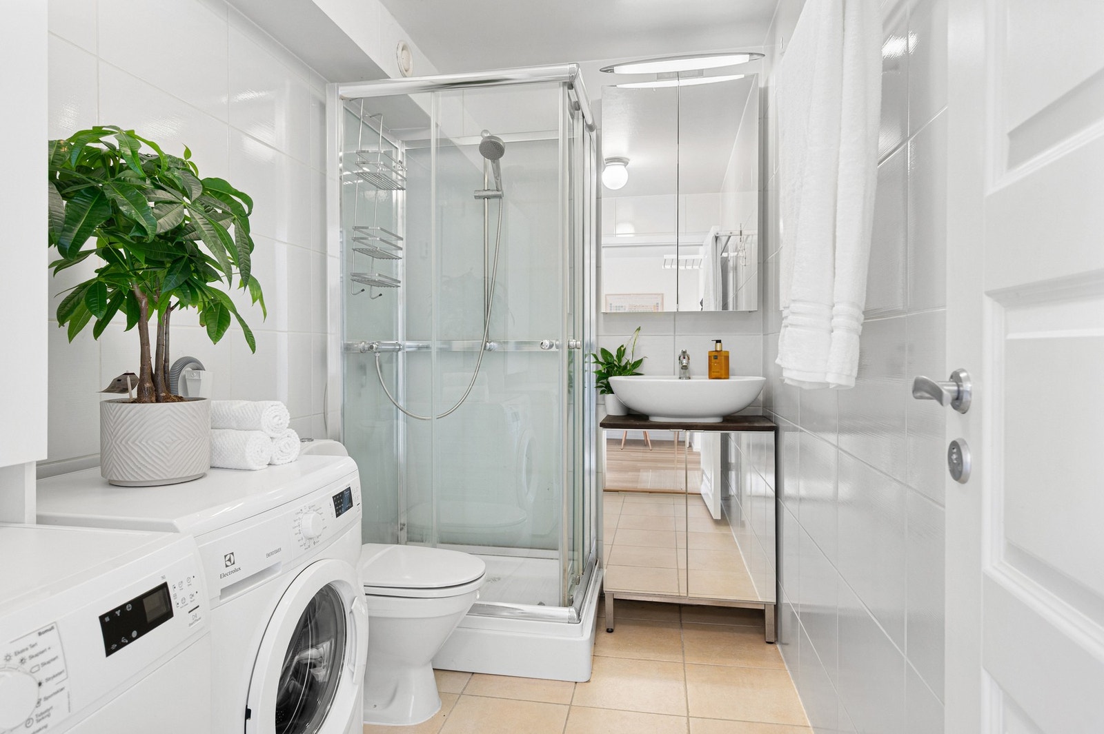 Flott bad med flis på gulv og vegger. Det er elektrisk gulvvarme. Galleribilde