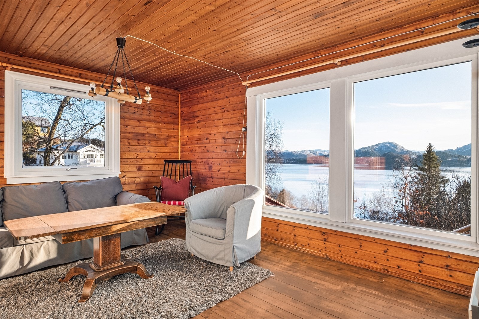 Fra stuen kan vakker utsikt over omkringliggende områder og Osterfjorden nytes! Galleribilde