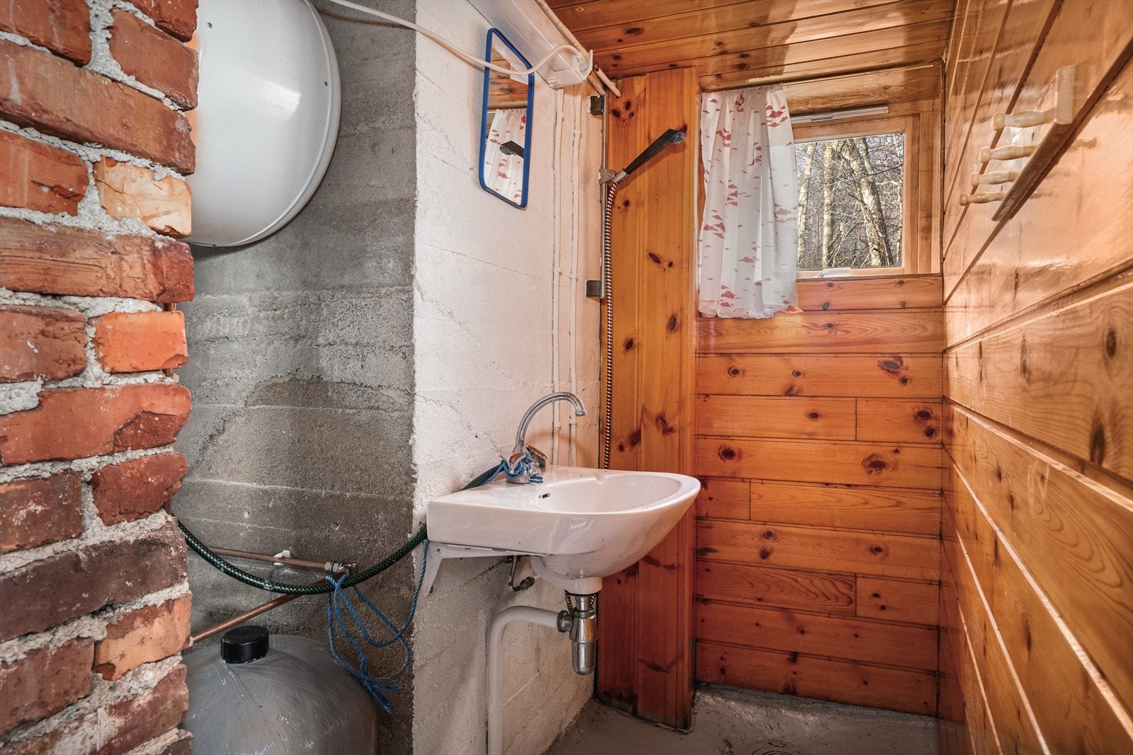 Baderommet er innredet med servant, dusj, bereder og trykktank. Galleribilde