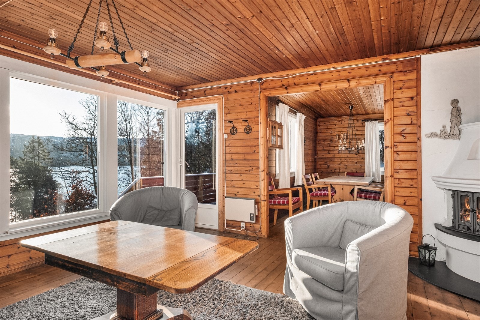 Hytten har en flott og skjermet beliggenhet, særlig ideell for dem som verdsetter lett adgang til friluftsliv både til lands og til vanns. Galleribilde