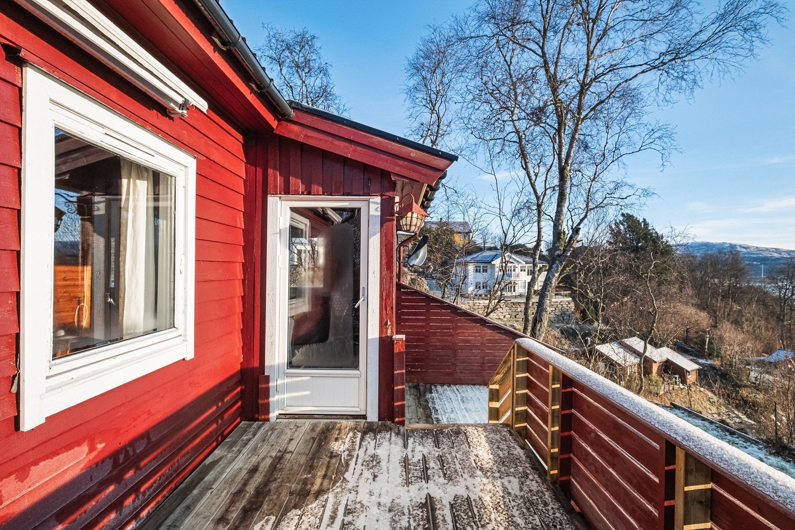 Fra terrassen er det også trapp ned til en egen treplatting på ca. 11,80 m². Galleribilde