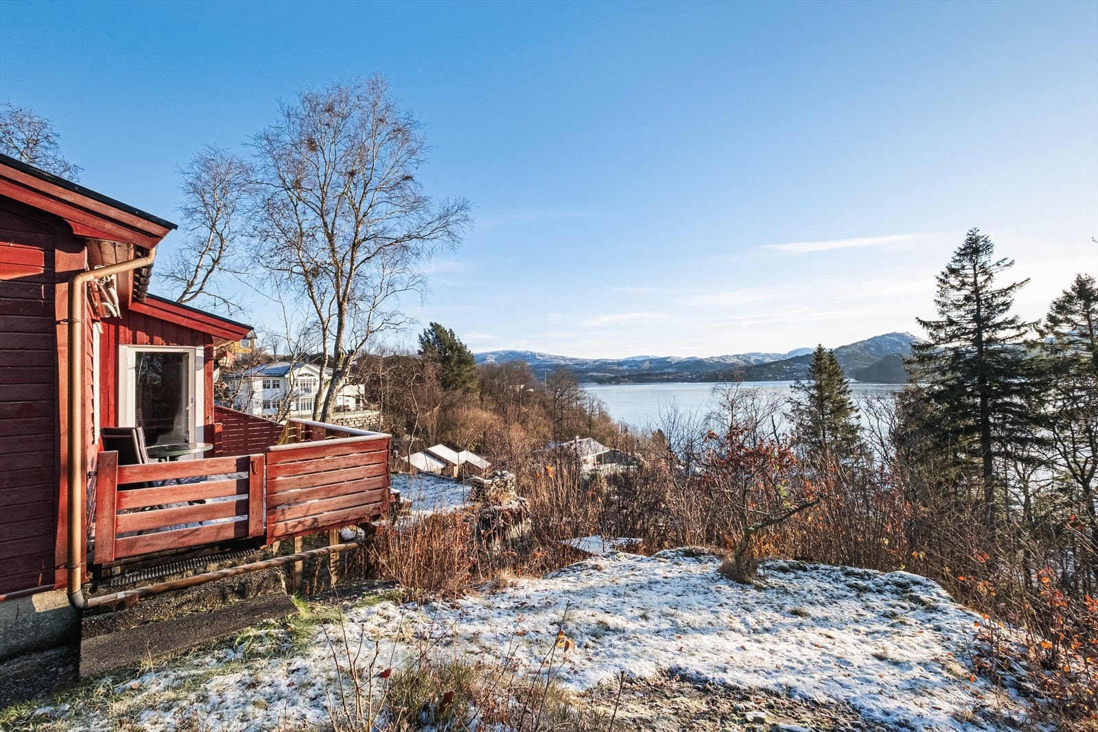 Knarvik sentrum med alt av servicetilbud, butikker og serveringssteder ligger kun 7 minutter unna. Galleribilde