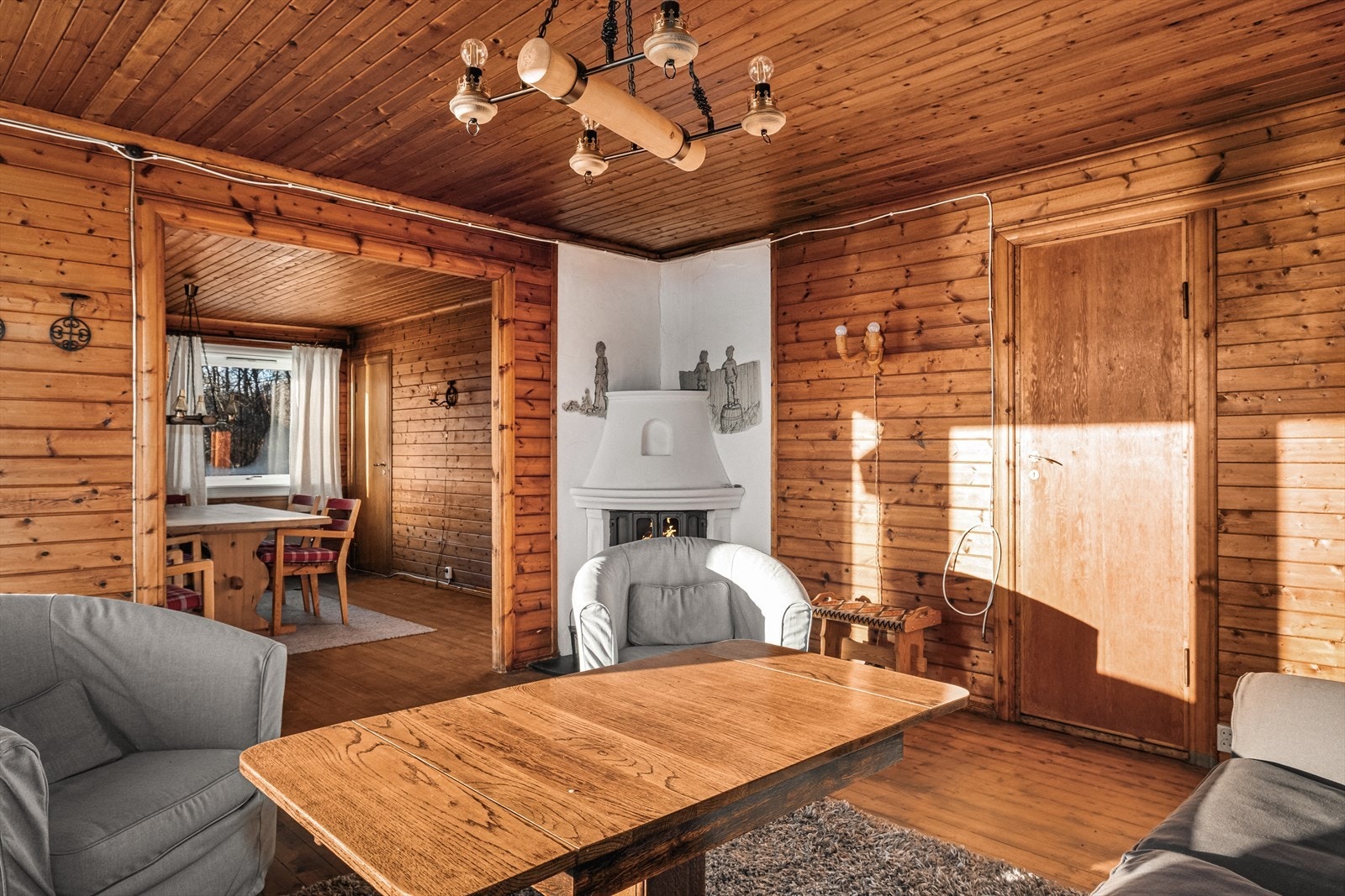 Trivelig oppholdsrom med gode møbleringsmuligheter og godt med lysinnslipp. Galleribilde