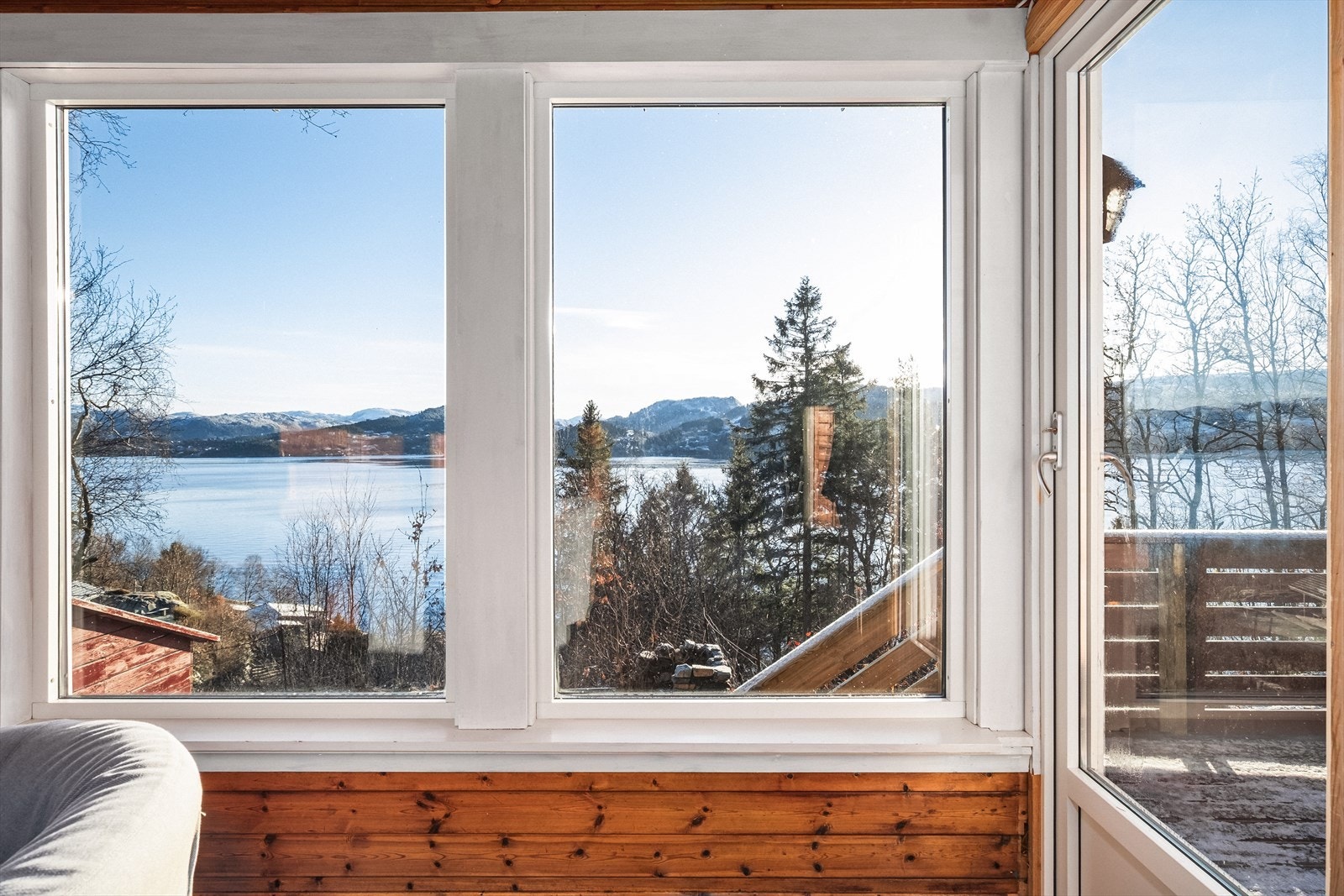 Fra stuen er det utgang til en herlig terrasse på ca. 11 m². Galleribilde