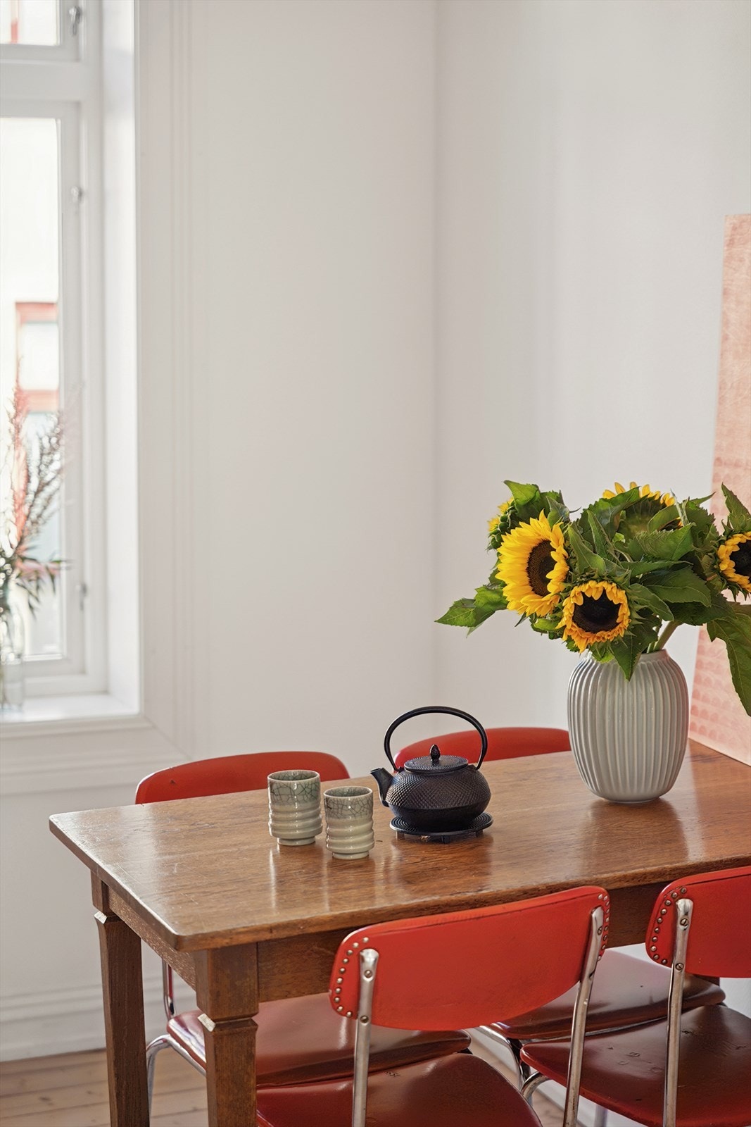 Kjøkkenet har plass til hyggelig spisebord der frokosten eller sosiale middagsbesøk kan nytes. Galleribilde