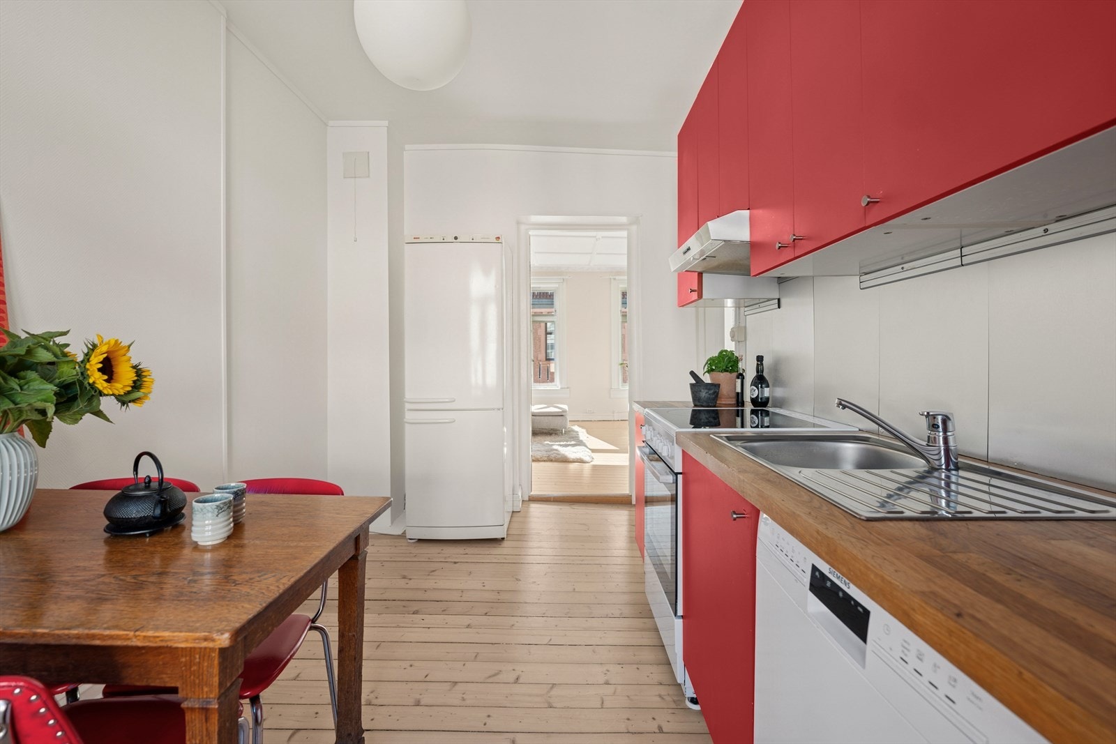 Kjøkkenet har i tillegg opplegg for oppvaskmaskin, stekeovn og frittstående kjøl- og fryseskap, samt integrert avtrekksvifte med kullfilter i overskap. Galleribilde