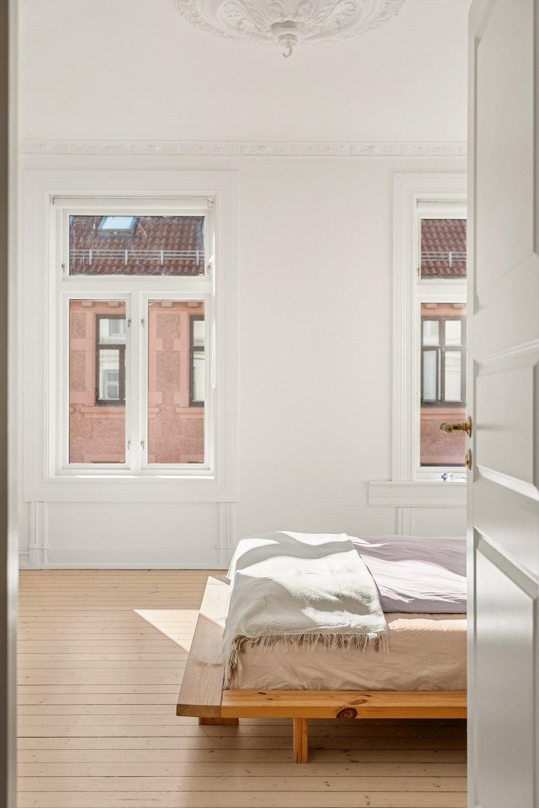 Velkommen inn på et lyst og romslig soverom med mange klassiske detaljer. Galleribilde