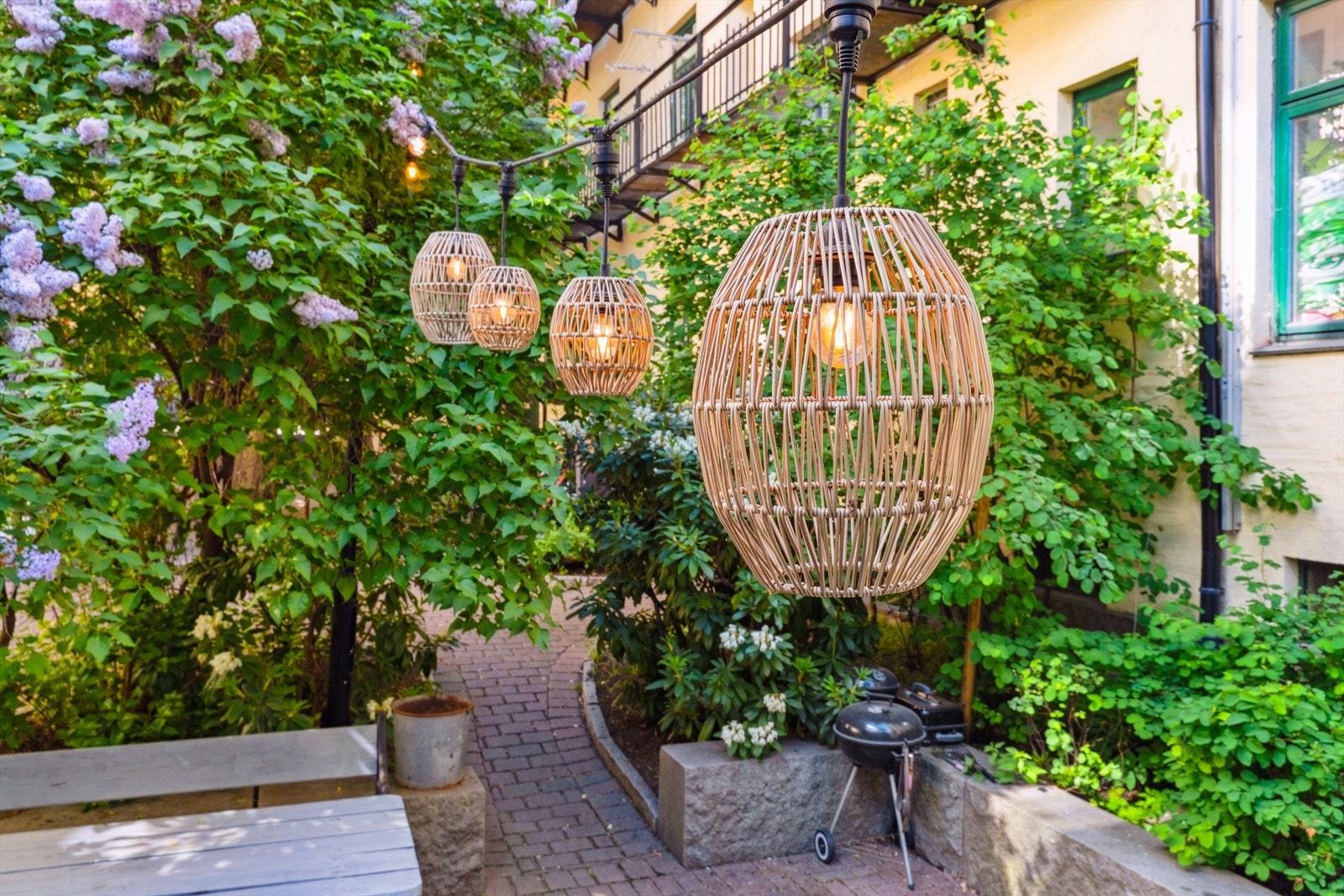 Stemningsfylt i bakgården. Galleribilde