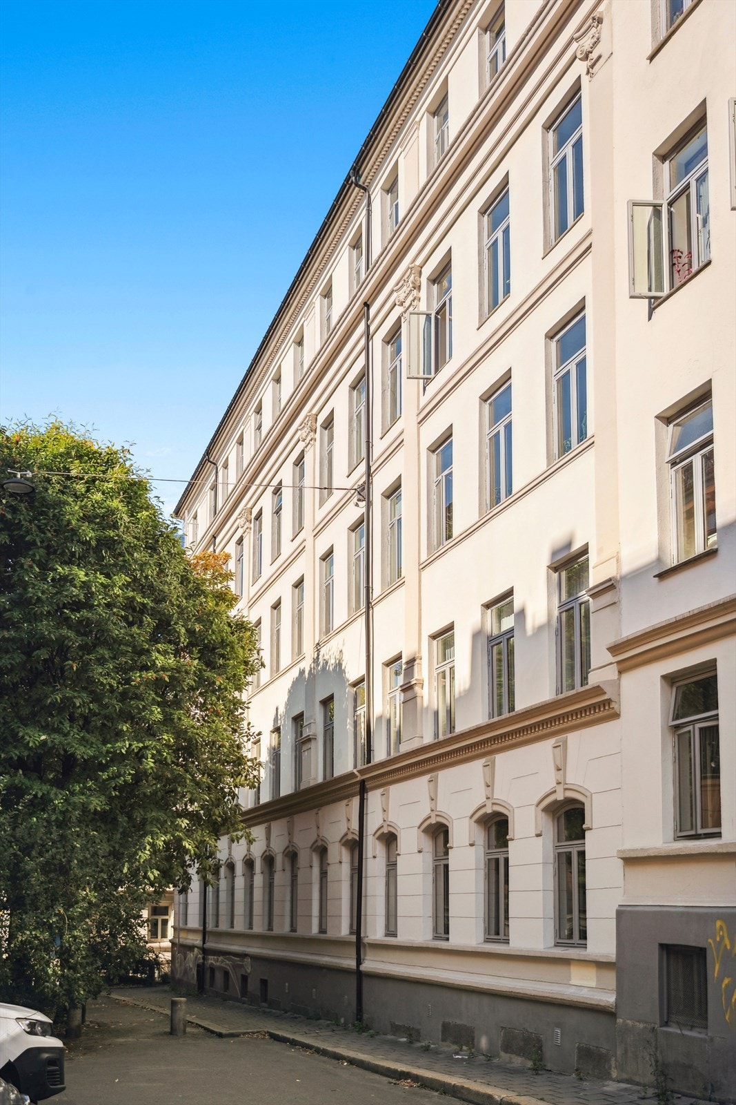Leiligheten ligger på nedre Grünerløkka i en tilbaketrukket og trafikkstille gate med kort vei til kollektivtransport og cafeer. Galleribilde