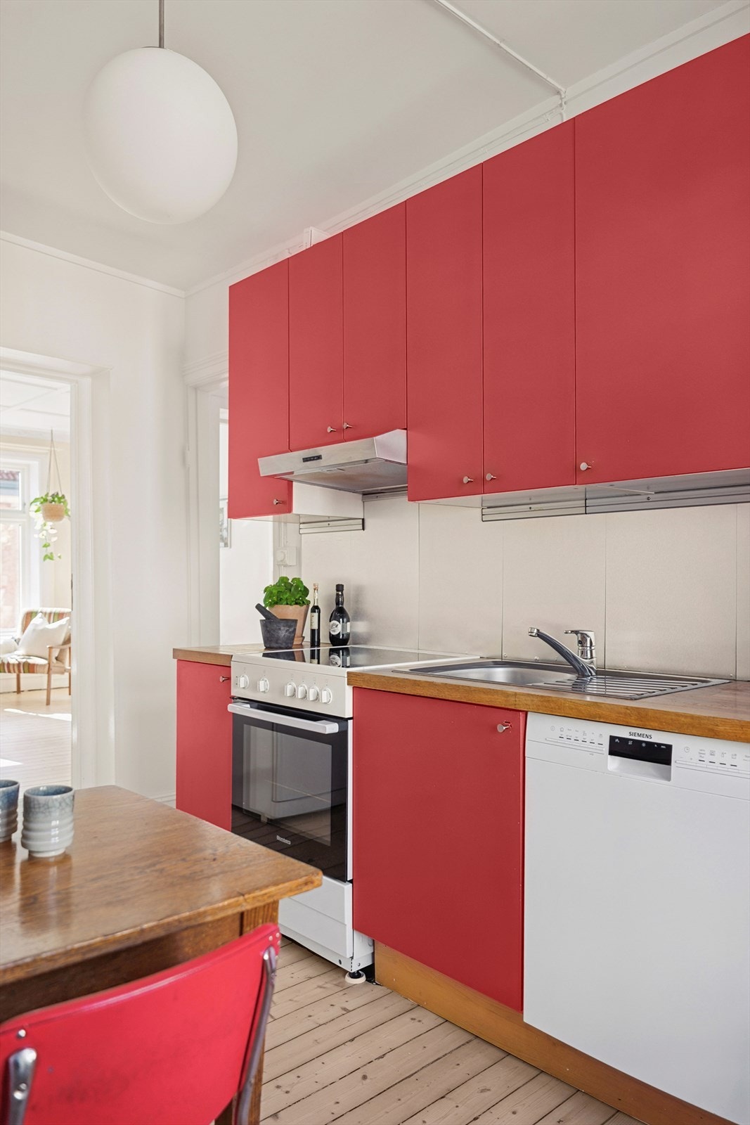 Kjøkkenet har godt med skap- og benkeplass. Galleribilde