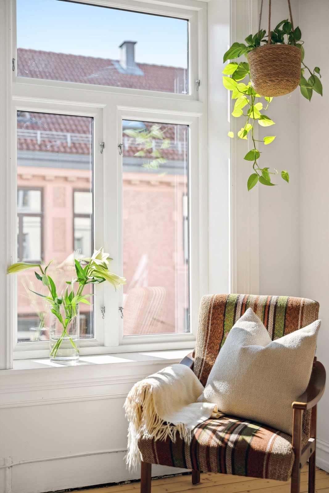 Store vindusflater slipper inn rikelig med naturlig lys. Galleribilde