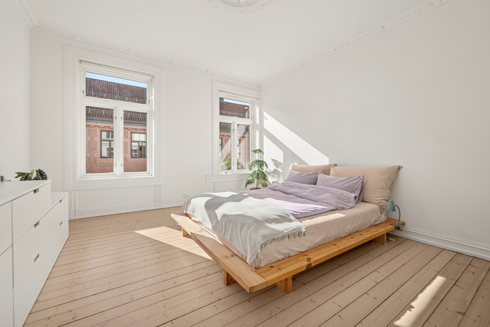 Soverommet er av god størrelse med plass til både dobbeltseng, nattbord og oppbevaring. Galleribilde