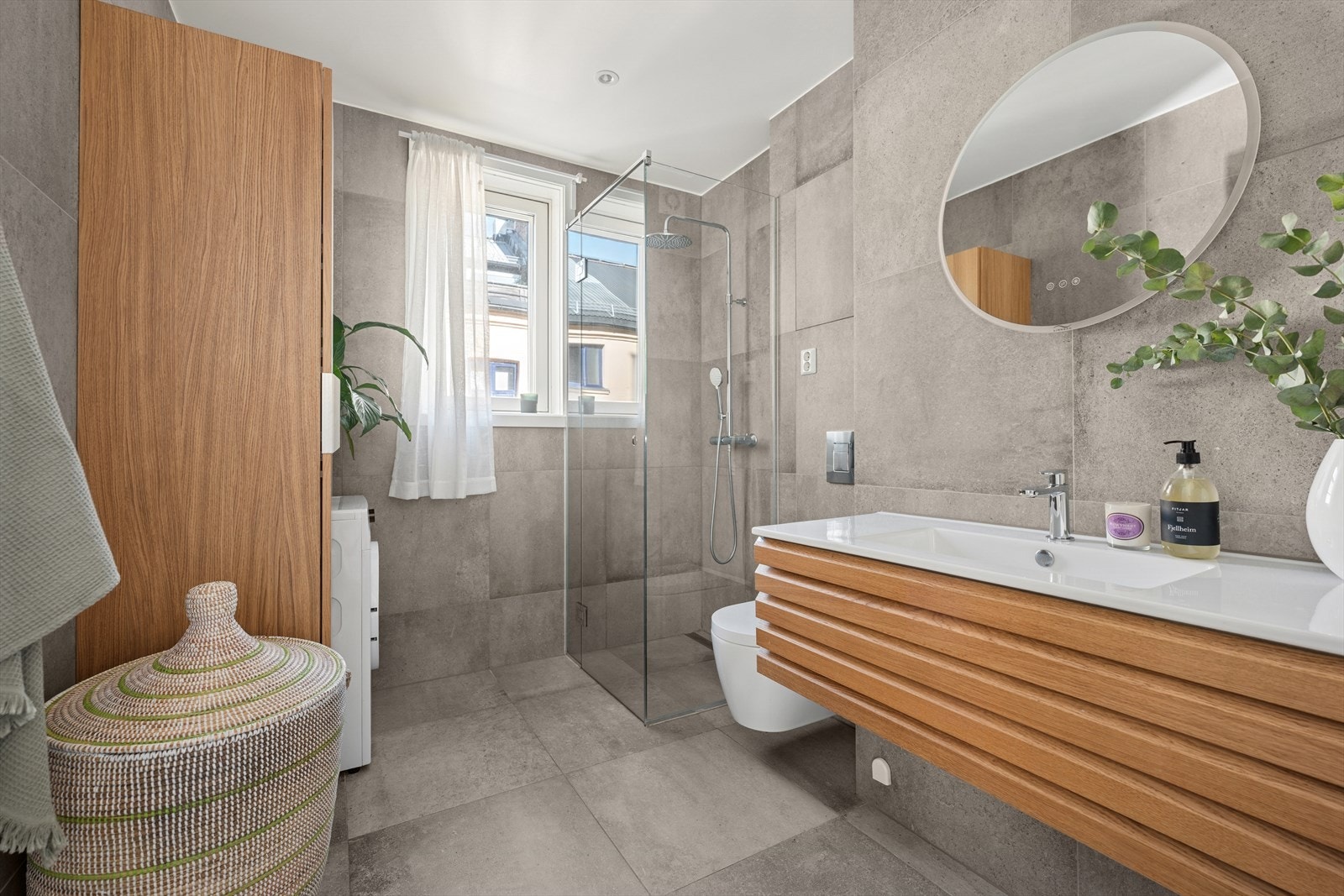 Delikat og moderne baderom pusset opp av fagfolk i 2022/23- her har du et kvalitetsbad som varer i mange år. Galleribilde