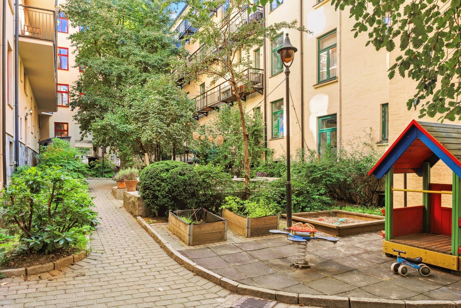 Bakgården har også lekeområde for barn. Galleribilde