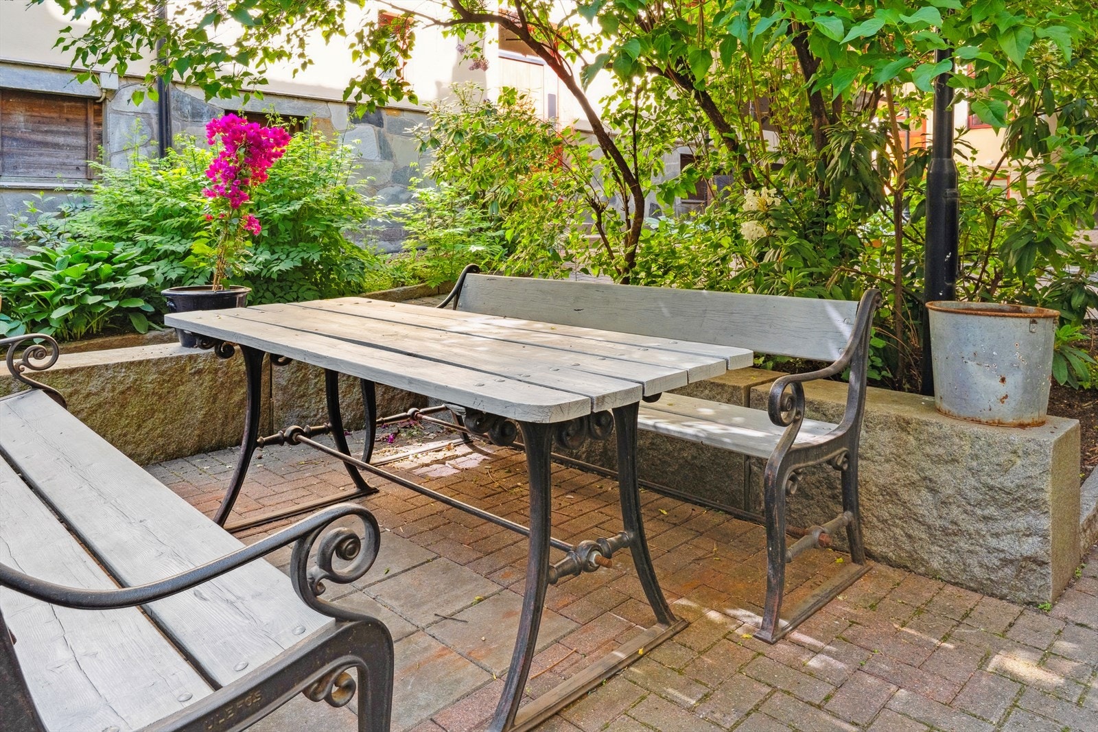 Samle gode venner for sosiale sammenkomster i bakgården, eller nyt deilige sommerdager alene. Galleribilde