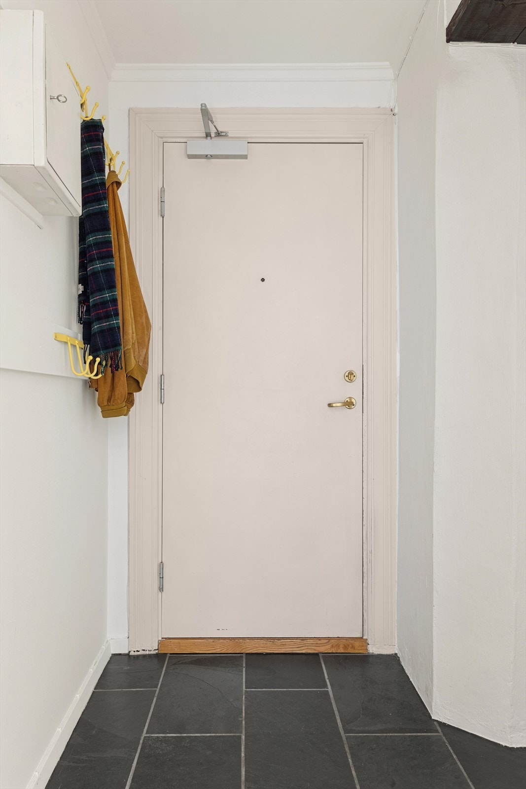 Velkommen inn i en lys og flislagt entré! Galleribilde