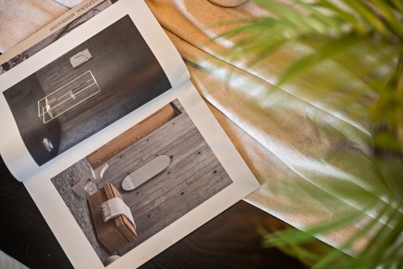 Plasseringen av magasinet på bordet gir et innblikk i interiørdesignens estetikk. Galleribilde