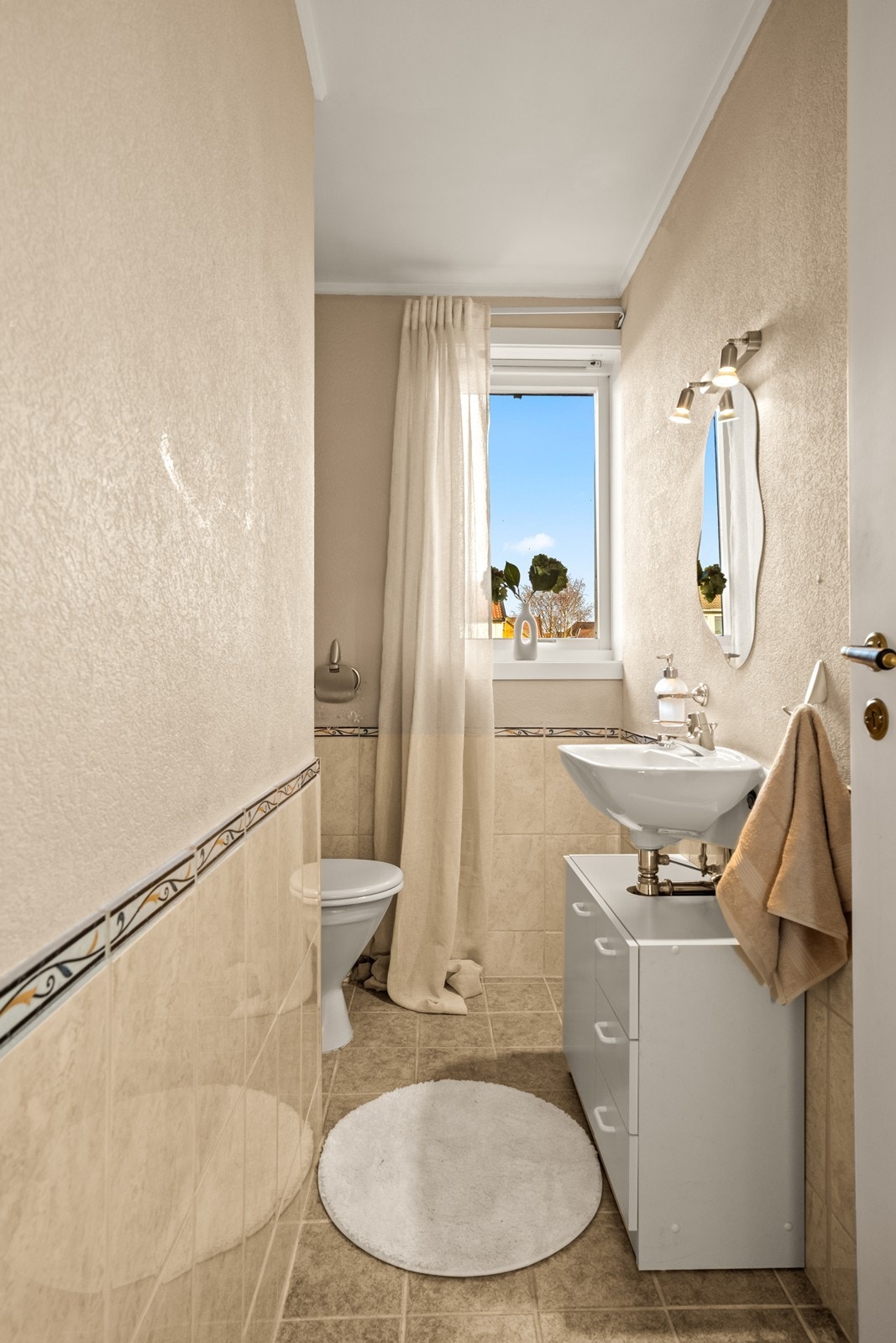 Toalettrommet har flislagte overflater og naturlig ventilasjon, med mekanisk avtrekk anbefalt for optimal luftkvalitet (kilde: tilstandsrapport). Galleribilde