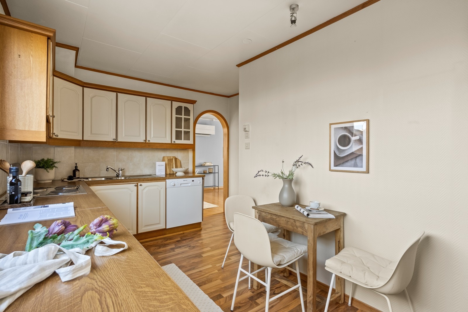 Direkte forbindelse til stuen gir en naturlig overgang mellom rommene. Galleribilde