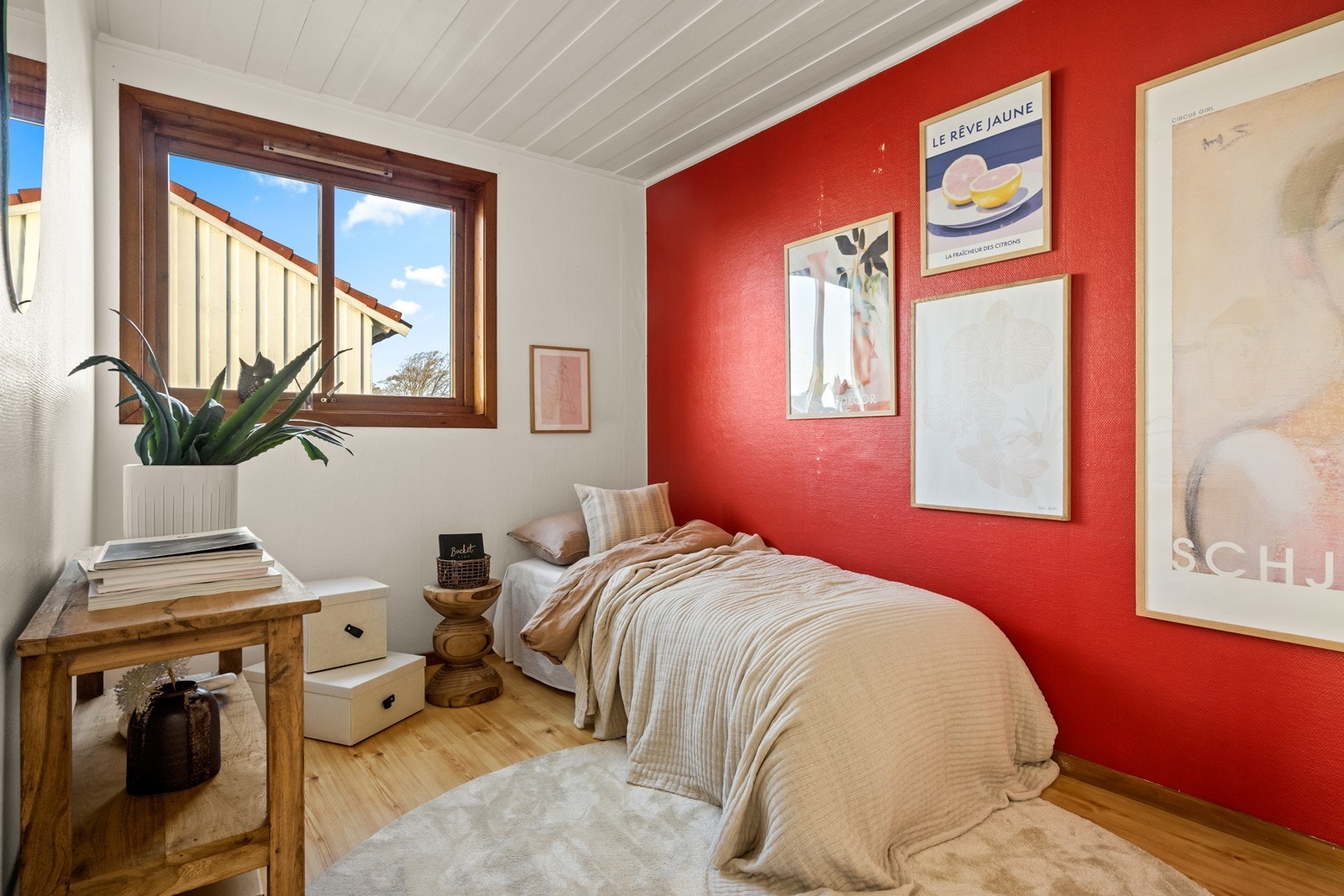 Plass til enkeltseng og skrivebord i soverom 2. Galleribilde