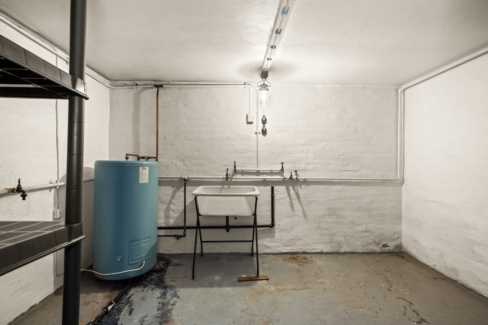 Vaskekjelleren har grov standard og trenger oppgradering for å tåle normal bruk (kilde: tilstandsrapport). Galleribilde