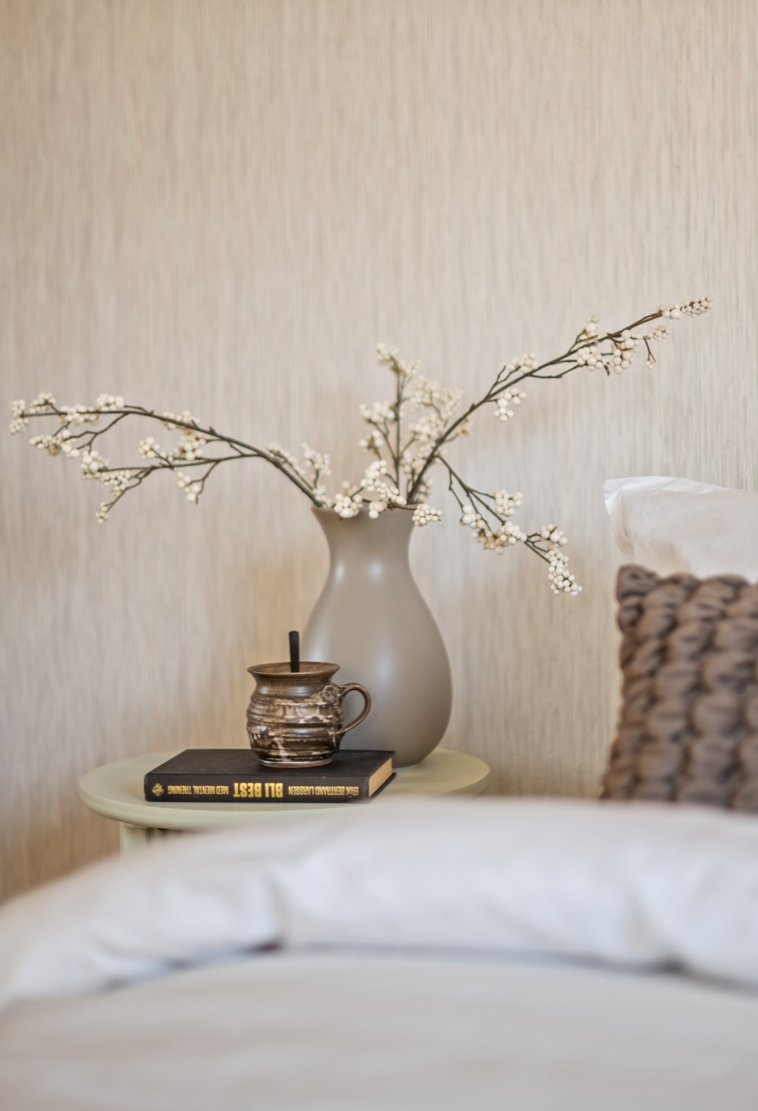 Dekorative elementer gir rommet et hjemmekoselig preg. Galleribilde