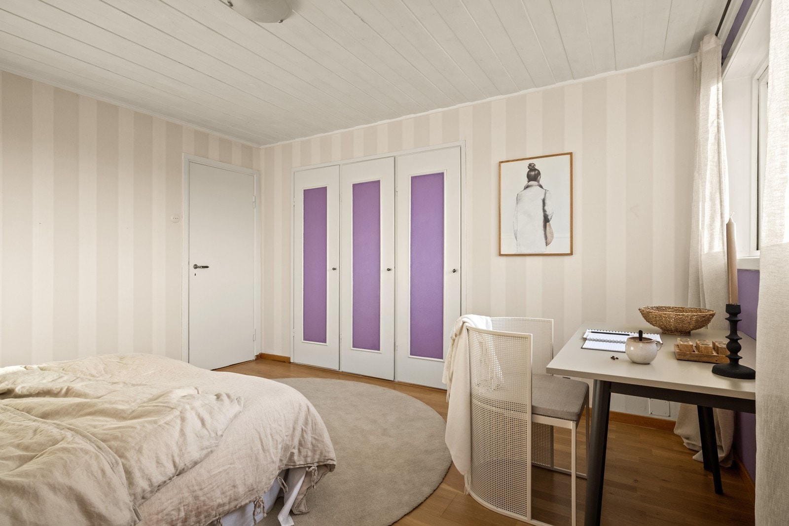 Garderobeløsning gir effektiv oppbevaring på soverom 1. Galleribilde