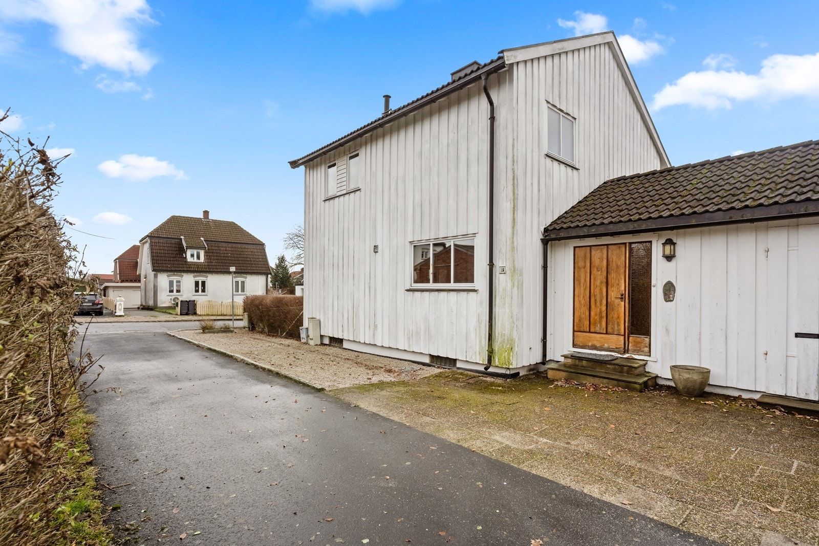 Parkering er tilgjengelig på tomten foran inngangspartiet, med enkel adkomst fra offentlig vei. Galleribilde