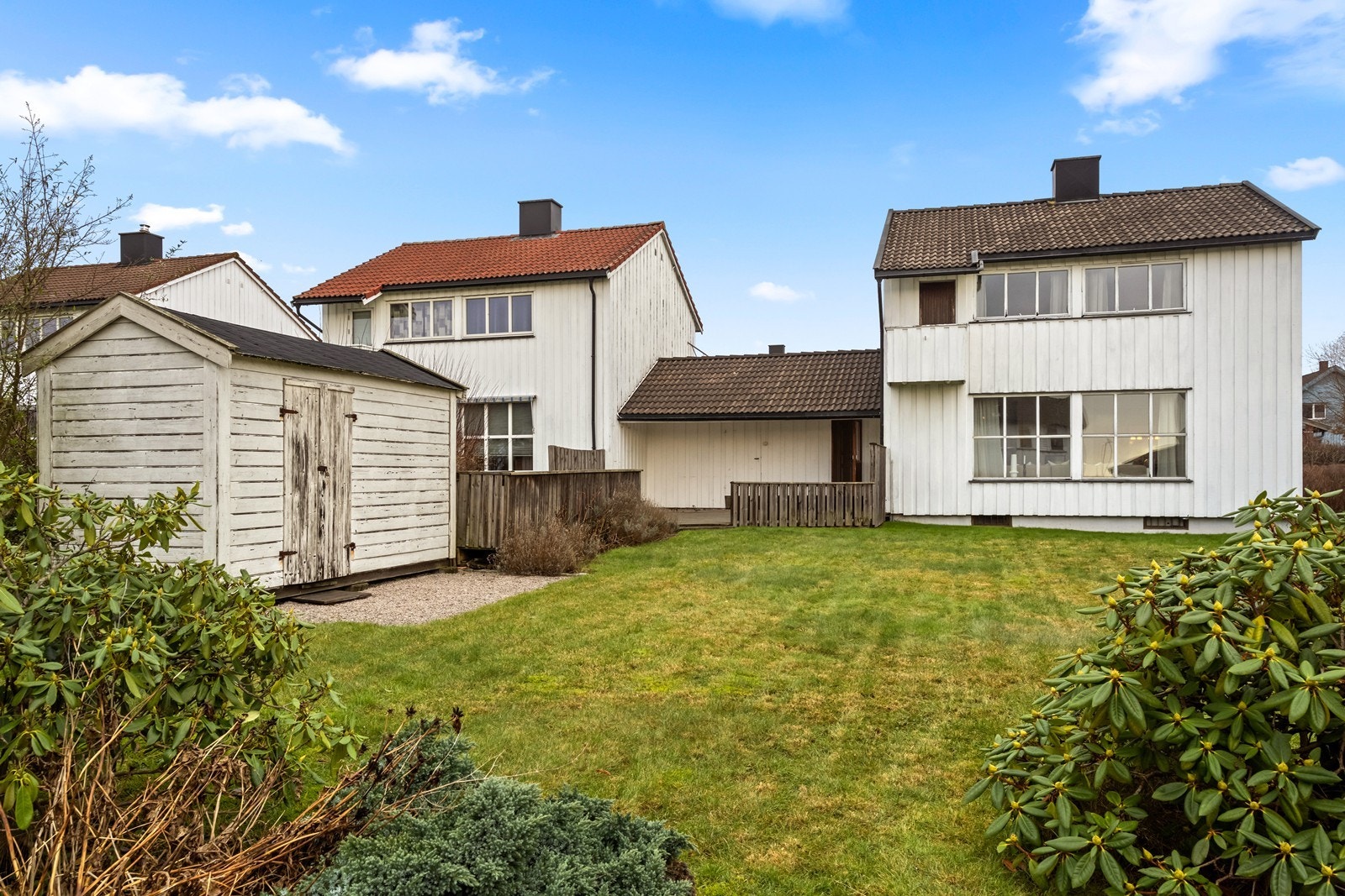 Flat opparbeidet tomt med gressplen gir gode solforhold og enkel vedlikehold. Galleribilde