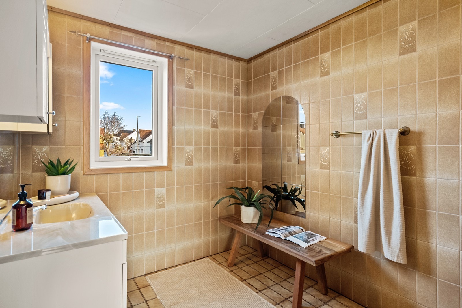 Badet har et stort vindu som gir naturlig lys, men våtrommet krever modernisering (kilde: tilstandsrapport). Galleribilde