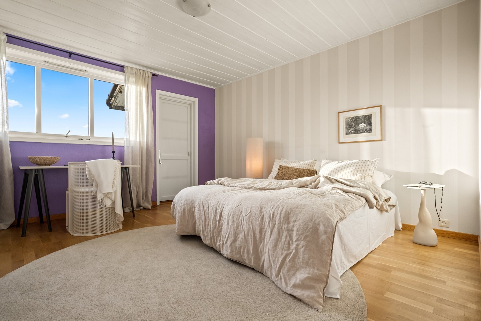 Store vindusflater gir godt med naturlig lys til soverom 1. Galleribilde