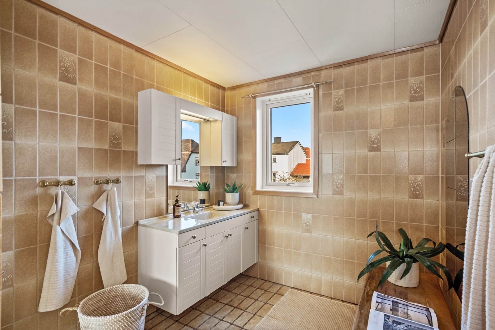 Flislagte overflater preger det eldre badet i 2. etasje, med behov for oppgradering (kilde: tilstandsrapport). Galleribilde