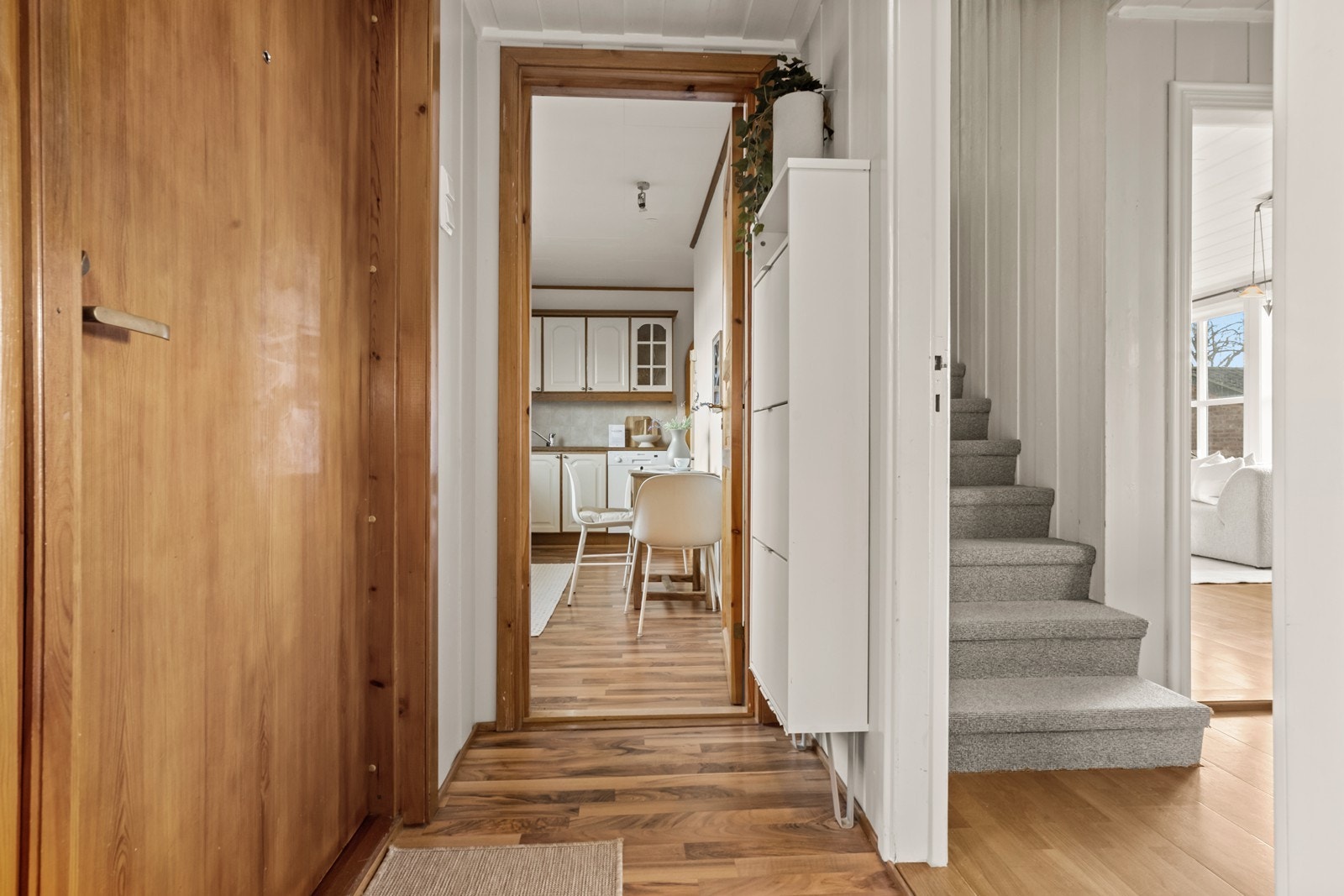 Fra entréen er det direkte tilgang til kjøkkenet med profilerte fronter og laminatbenkeplate. Galleribilde