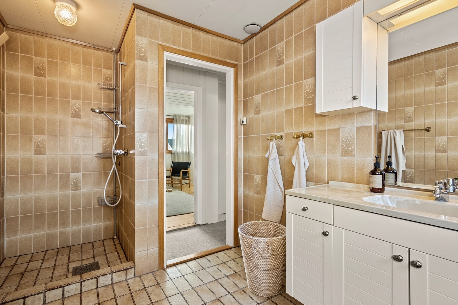 Dusjområdet har flislagte vegger, og badet er klart for omfattende oppgraderinger (kilde: tilstandsrapport). Galleribilde