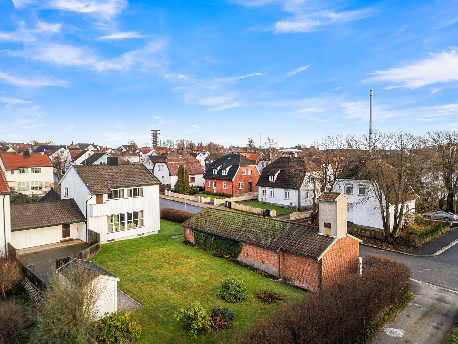 Bygningen har utvendige fasader kledd med stående trepanel og taktekking av betongtakstein. Galleribilde