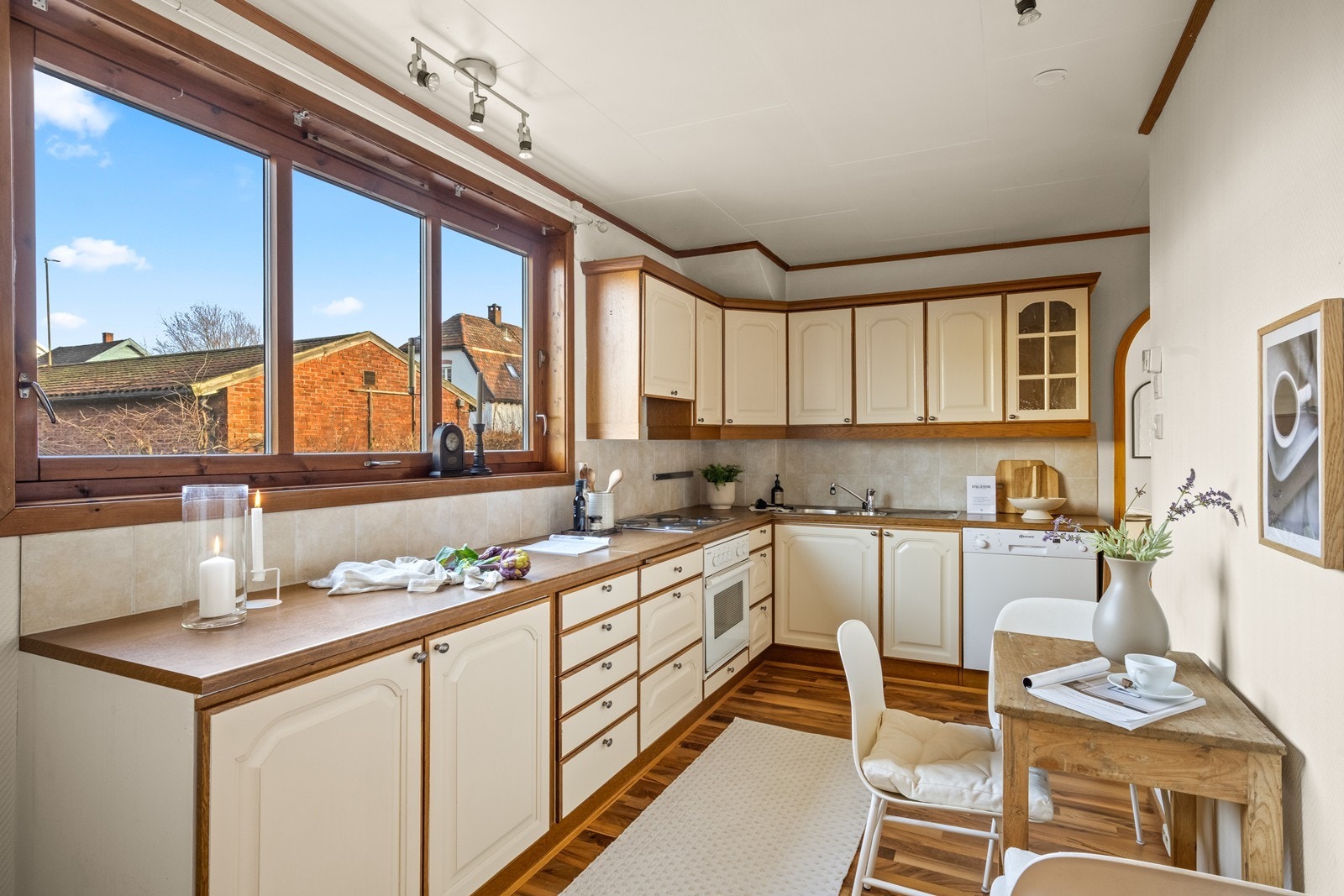 Kjøkkenet har innredning med profilerte fronter og benkeplate av laminat. Galleribilde