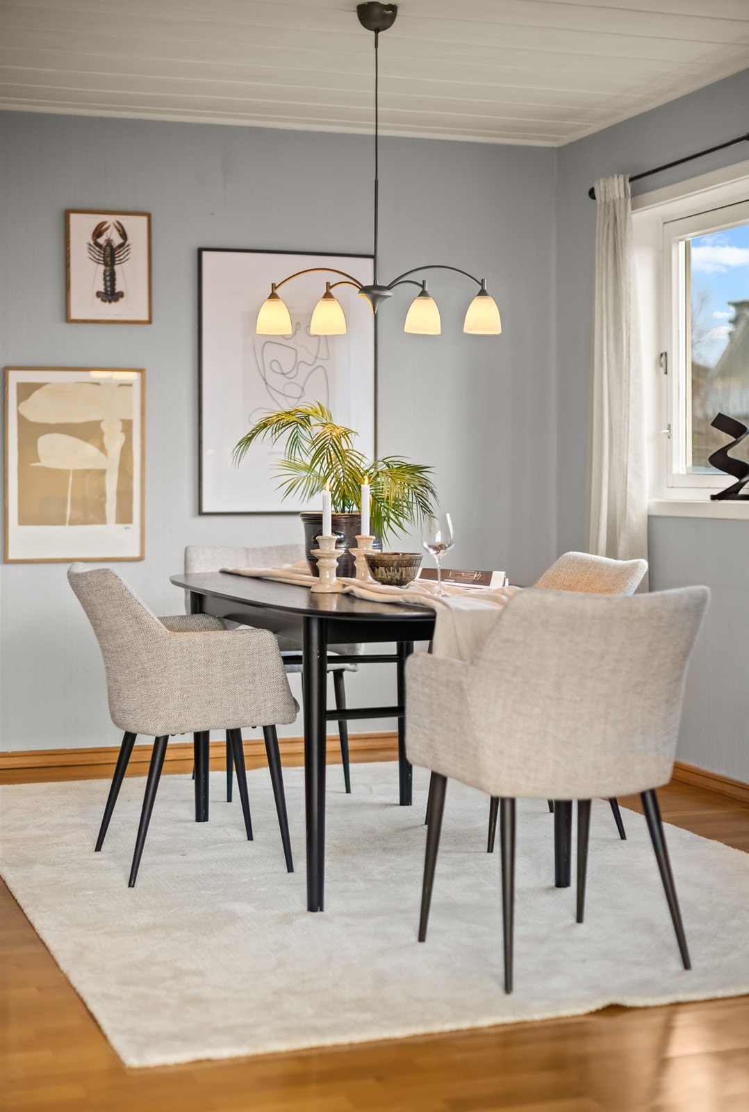 Spiseplass med parkettgulv og malte vegger er plassert i tilknytning til kjøkkenet. Galleribilde