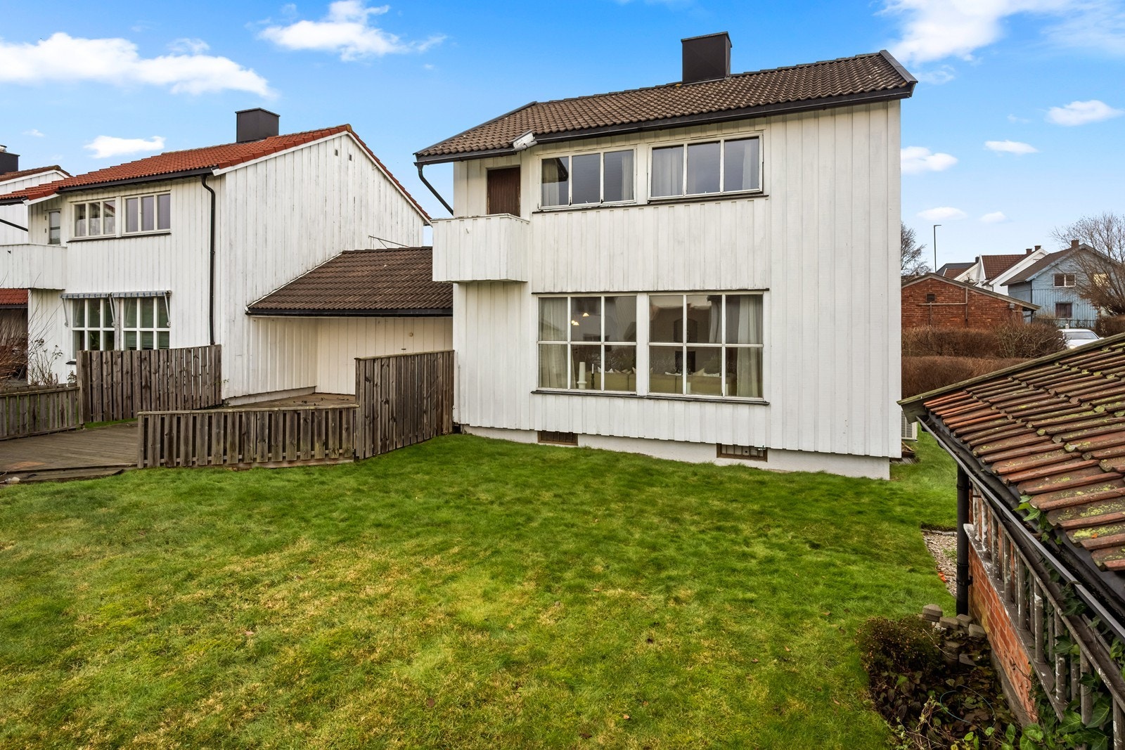 Utvendige fasader er kledd med stående trepanel, og huset har et saltak med betongtakstein.
Foto: FOTOetcetera AS Galleribilde