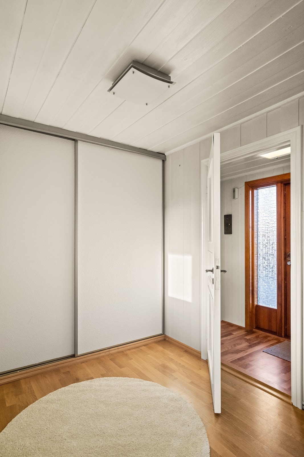 Skyvedørsgarderobe gir effektiv oppbevaring i entréen. Lakkert parkettgulv gir et solid og lettstelt underlag. Galleribilde