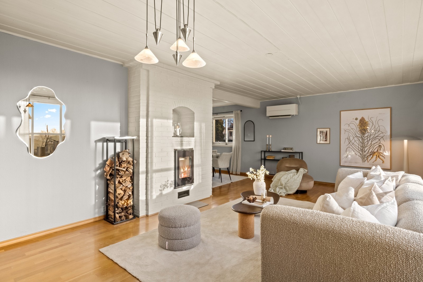 Vedovn bidrar med jevn varme i stuen, som også har installert varmepumpe for effektiv oppvarming. Galleribilde