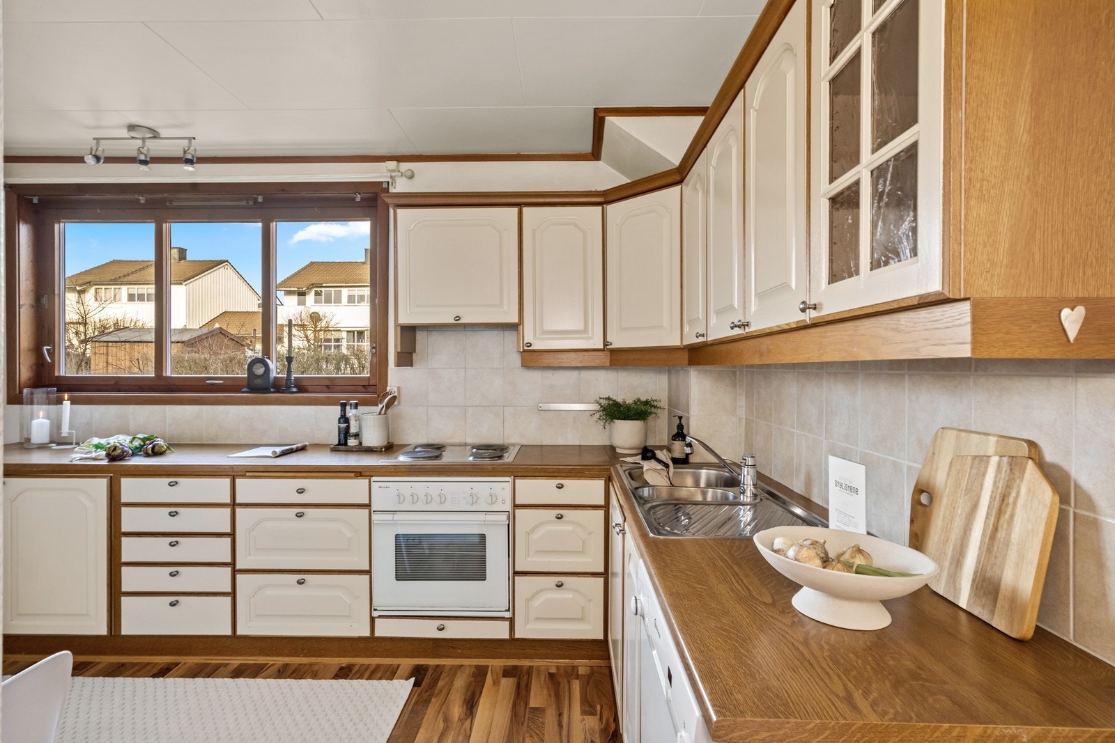 Kjøkkenventilator med avtrekk ut sikrer effektiv luftstrøm. Galleribilde